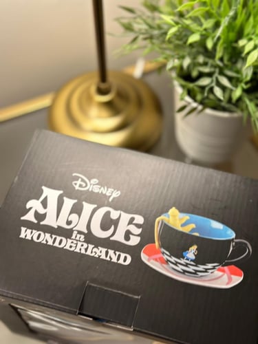 كوب وصحن اليس في بلاد العجائب