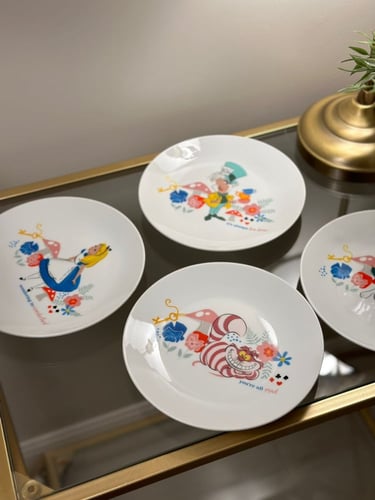 طقم صحون اليس في بلاد العجائب