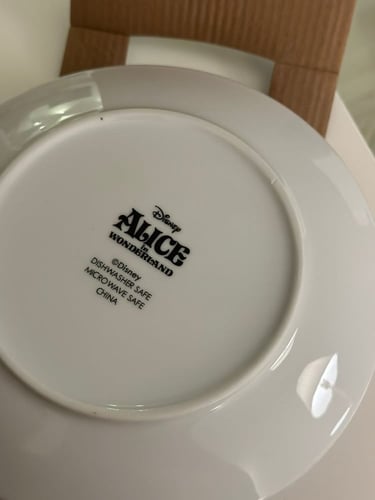 طقم صحون اليس في بلاد العجائب