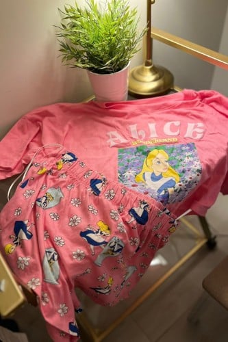 بجامة شورت اليس في بلاد العجائب