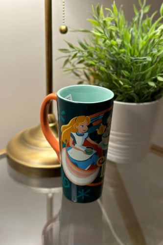 كوب اليس في بلاد العجائب