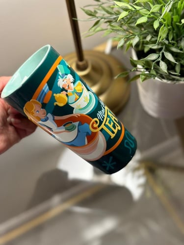 كوب اليس في بلاد العجائب