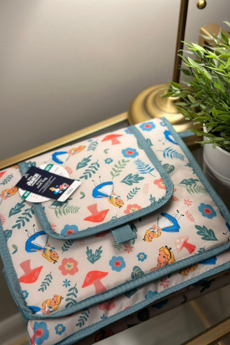 شنطة رحلات اليس في بلاد العجائب