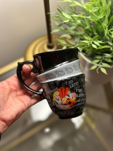 كوب اليس في بلاد العجائب