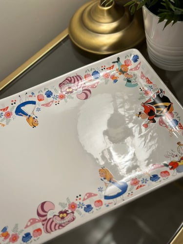 صحن تقديم اليس في بلاد العجائب