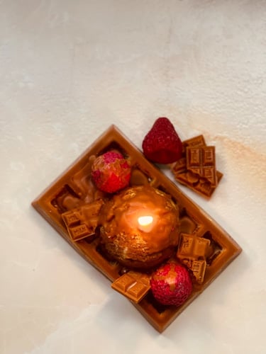 وافل بقطع الشكولاتة والايسكريم والفروالة