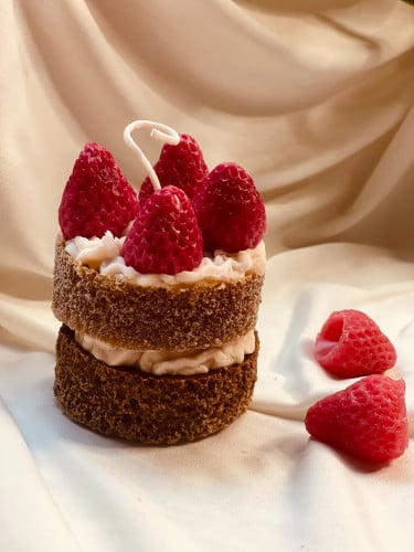 شمعة الكعك طبقتين بقطع الفروالة والكريمة