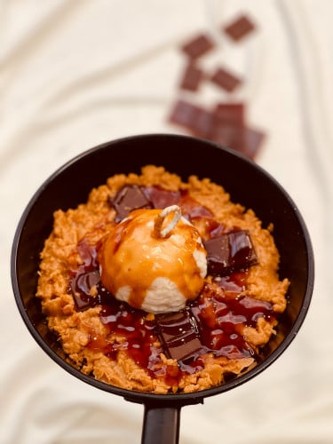 شمعة الكوكيز بقطع الشكولاته والايسكريم والتوفي