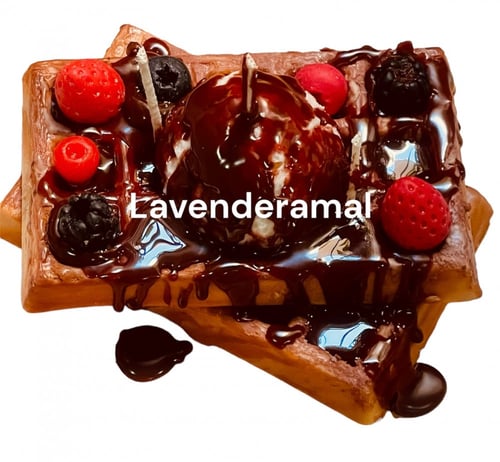 وافل بقطع الشكولاتة والايسكريم والفروالة
