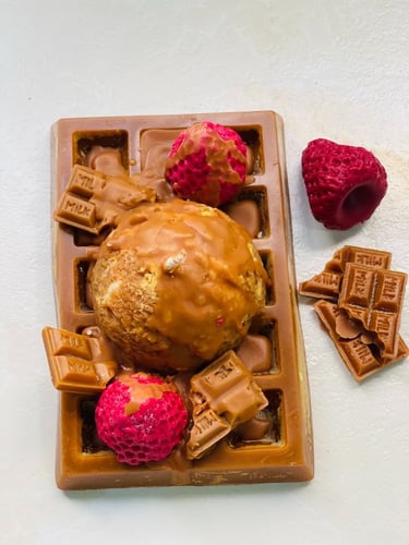 وافل بقطع الشكولاتة والايسكريم والفروالة