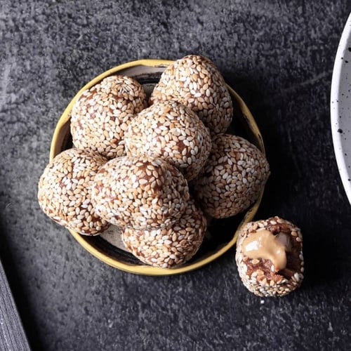 تمرية بالسمسم محشية طحينه