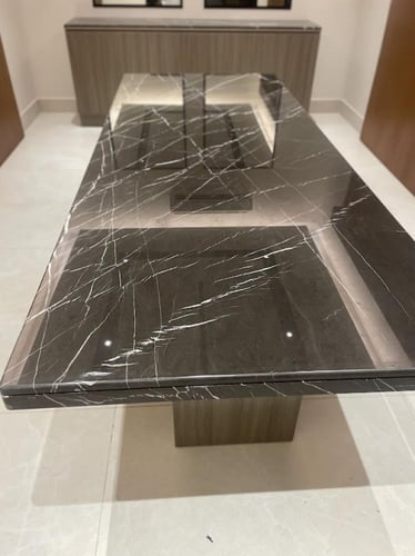 طاولة طعام رخام طبيعي تتسع 10 اشخاص