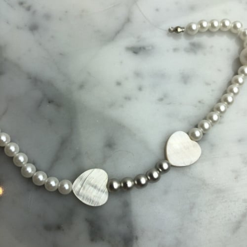 تعليقه لولو ابيض وفضي وقلب صدف