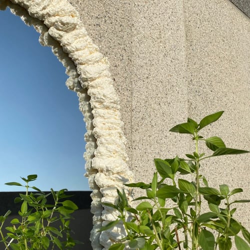 مرايا قوس -بتعليقه