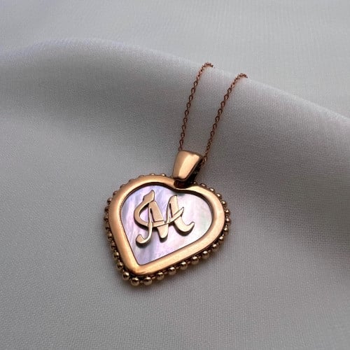 قلادة القلب بالأحرف والأسماء