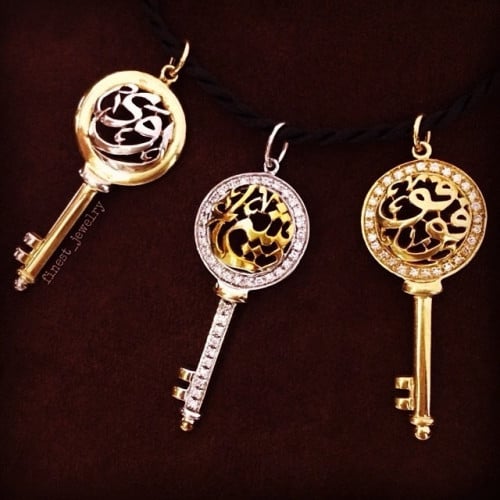 قلادة مفتاح كلاسيك بالأحجار