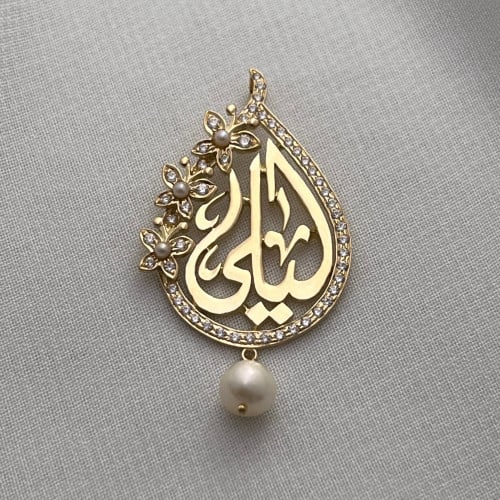 قلادة الأسماء مع الفراشات واللؤلؤ