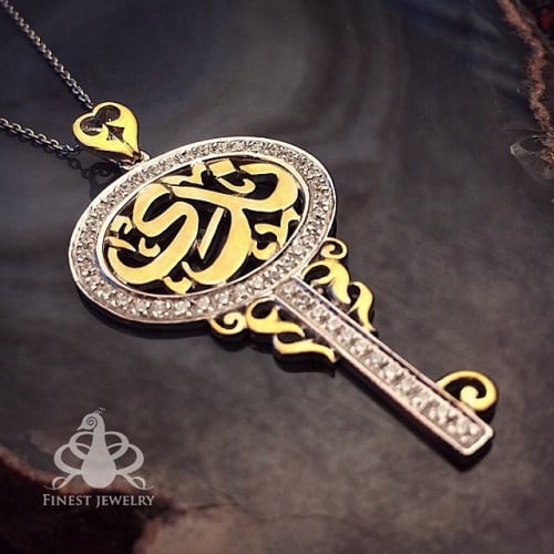 قلادة المفتاح المزخرف بالأسماء