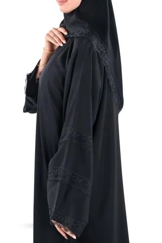 عباية بلاك بيري بدانتيل على الاكمام