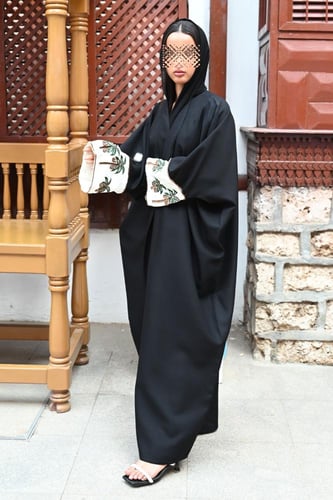 عباية كريب بكم ابيض وتطريز يدوي سيفين ونخلة