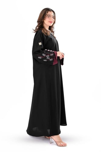 عباية كريب بتطريز ملون على الاكمام