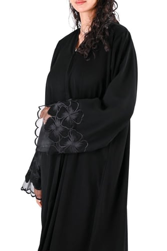 عباية بتطريز اسود على الكم