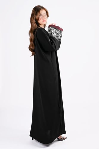 عباية ملكي بتطريز ملون على الاكمام