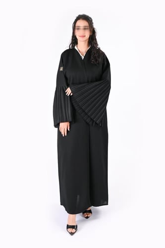 عباية كريب بكسرات على الكم