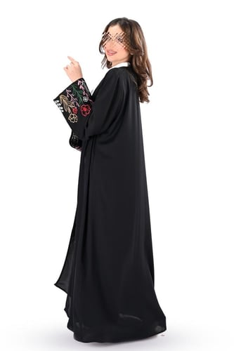 عباية أرماني بتطريز ملون على الاكمام