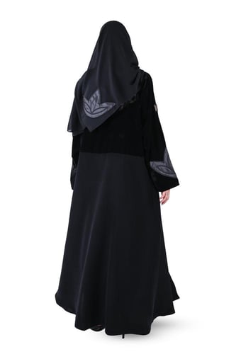عباية مخمل بتطريز اسود
