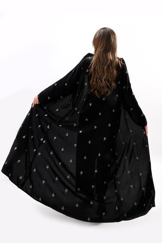 عباية كريب أرماني بتطريز فضي