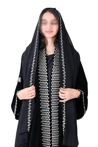 عباية مخمل بتطريز بيج وفضي