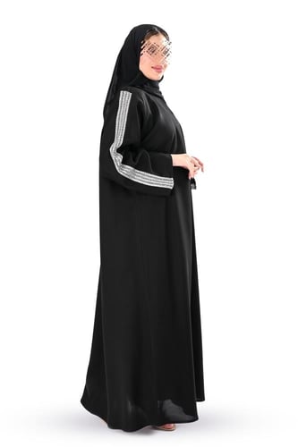 عباية كريب بتطريز يدوي فضي