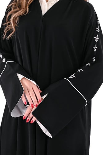 عباية ملكي بتطريز ابيض