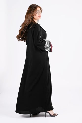 عباية ملكي بتطريز ملون على الاكمام