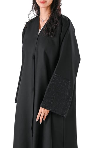 عباية كريب بتطريز هاري اسود