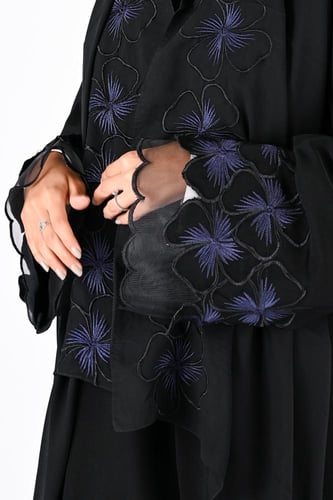 عباية بتطريز اسود وكحلي على الكم