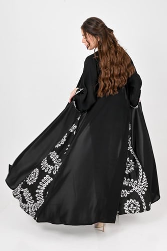 عباية كلوش بتطريز ابيض