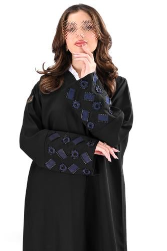 عباية كريب بتطريز يدوي بلون كحلي