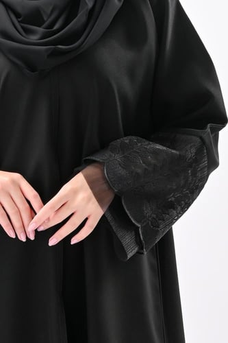 عباية كريب بتطريز اسود