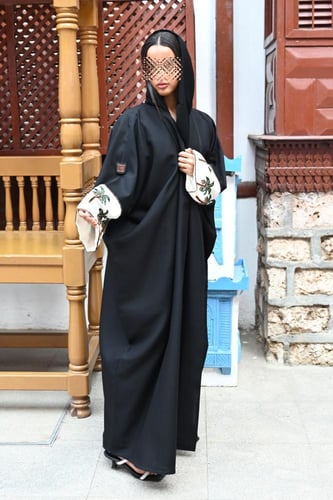 عباية كريب بكم ابيض وتطريز يدوي سيفين ونخلة