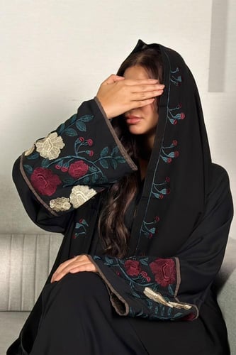 عباية بلاك بيري بتطريز ملون على الاكمام