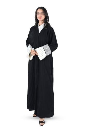 عباية بشك يدوي على الأكمام