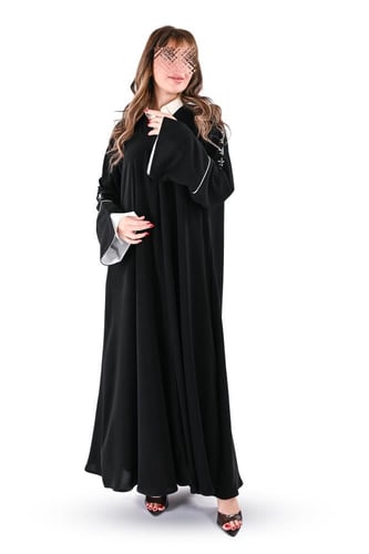 عباية ملكي بتطريز ابيض