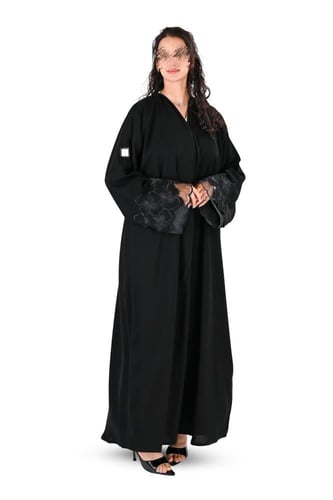 عباية بتطريز اسود على الكم