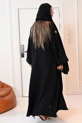 عباية بتطريز أسود على الأكمام