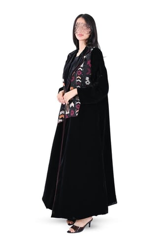 عباية مخمل بليزر شتوي بتطريز ملون