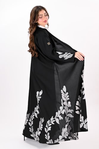 عباية كريب بتطريز أبيض