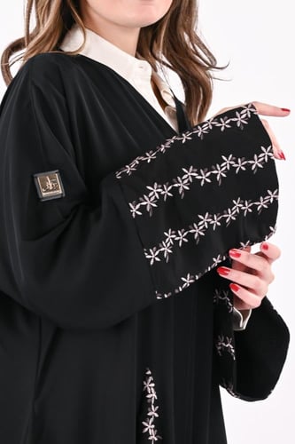 عباية الندى بتطريز مشجر ملون