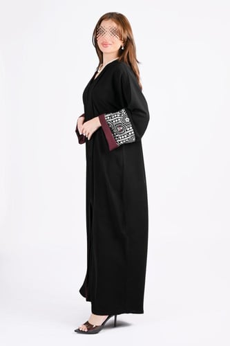 عباية ملكي بتطريز ملون على الاكمام